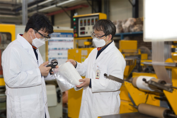 ▲ 연구원들이 SK종합화학과 코오롱인더스트리가 공동개발한 PBAT 제품의 물성을 측정하고 있다.