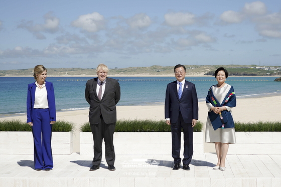 G7 정상회의 참석차 영국을 방문 중인 문재인 대통령 내외가 12일(현지시간) 영국 콘월 카비스베이 해변 가설무대에서 열린 초청국 공식 환영식에서 영국 보리스 존슨 총리 내외와 기념사진을 촬영하고 있다. 사진=청와대