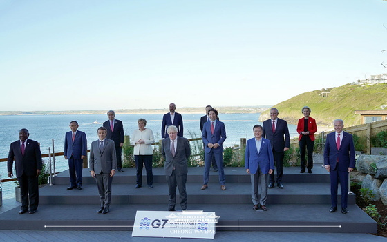 G7 정상회의 참석차 영국을 방문 중인 문재인 대통령이 12일(현지시간) 영국 콘월 카비스베이 양자회담장 앞에서 참가국 정상들과 기념사진을 촬영하고 있다. 앞줄 왼쪽부터 남아공 시릴 라마포사 대통령, 프랑스 에마뉘엘 마크롱 대통령, 영국 보리스 존슨 총리 , 문재인 대통령, 미국 조 바이든 미국 대통령. 두번째 줄 왼쪽부터 일본 스가 요시히데 총리, 독일 앙겔라 메르켈 총리, 캐나다 쥐스탱 트뤼도 총리, 호주 스콧 모리슨 총리. 세번째 줄 왼쪽부터 UN 안토니우 구테흐스 사무총장, 샤를 미셸 EU 정상회의 상임의장, 이탈리아 마리오 드라기 총리, 우르줄라 폰데어라이엔 EU 집행위원장. 사진=청와대