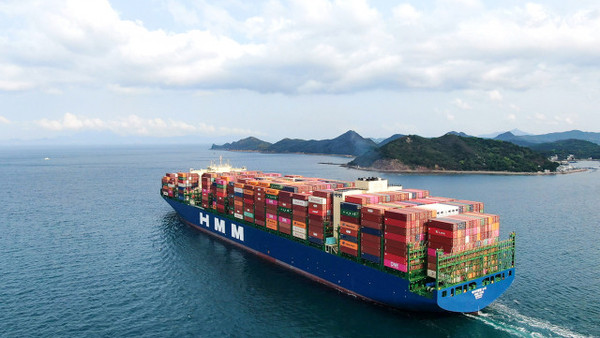 1만6000TEU급 컨테이너 1호선 HMM 누리(Nuri)호가 중국 옌톈(Yantian)에서 만선으로 출항하고 있다.