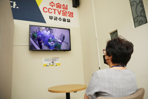 ▲ 수술실 CCTV를 설치한 힘찬병원에서 보호자가 수술과정을 지켜보고 있다.