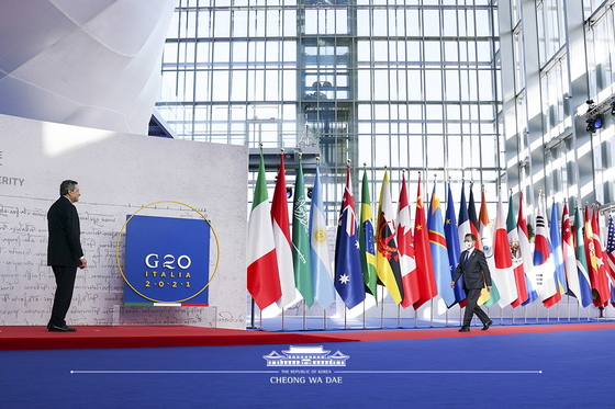 문재인 대통령이 10월 30일(현지시간) 이탈리아 로마 누볼라 컨벤션 센터에서 열린 주요 20개국(G20) 정상회의 공식 환영식에 참석하고 있다. 사진=청와대