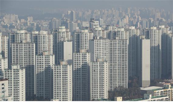 ▲ 금리 인상과 대출 규제로 수요층 매수심리가 위축되며 서울 아파트 거래량이 큰 폭으로 줄었다.