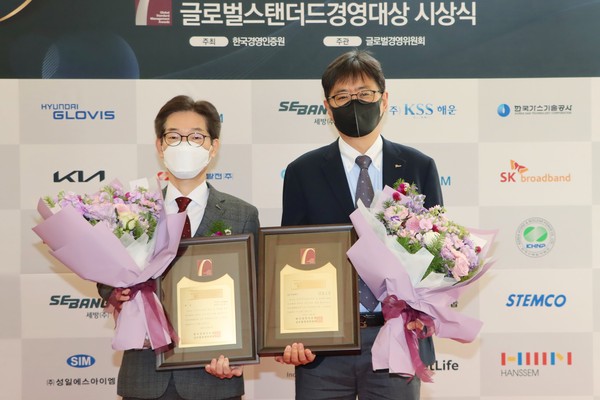 포스코O&M이 한국경영대상에서 2관왕을 수상했다. (왼쪽 포스코O&M 이광기 경영기획실장, 오른쪽 포스코 김훈태 ESG그룹장)