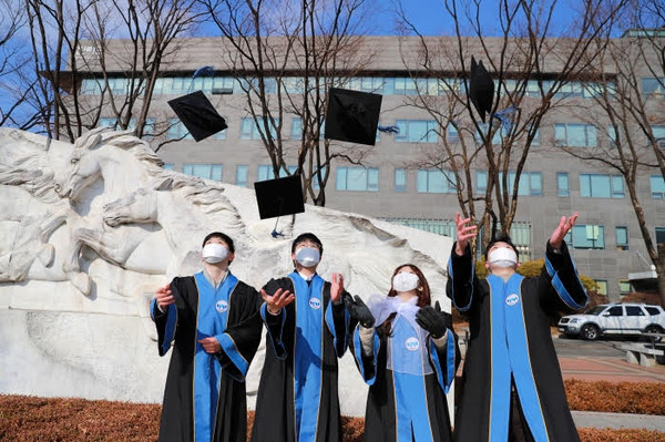 숭실대학교 졸업생들이 학사모를 던지고 있다.