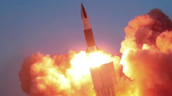 ▲ 북한이 2월 27일 오전 7시 52분 순안일대에서 동해상으로 탄도 미사일로 추정되는 발사체 1발을 발사했다. 