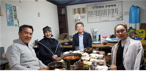 신일룡 배우를 사랑하는 모임 회원들과 청계산 아지트에서 저녁 식사 중