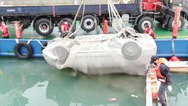 ▲ 완도에서 실종된 조유나양 일가족이 탔던 아우디 차량이 바닷속에서 인양되고 있다. 사진=뉴스영상 캡처