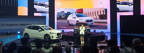 ▲ BMW 사업총괄 주양예 본부장이 BMW i7(중앙)과 뉴 2시리즈 액티브 투어러(왼쪽)를 소개하고 있다. 사진=김충식 기자