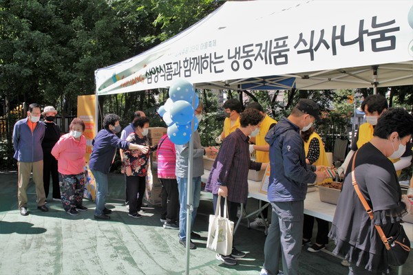 지난 7일 삼양식품 임직원들이 서울시 노원구 소재 중계종합사회복지관에서 식사 나눔 봉사활동을 하고 있다.