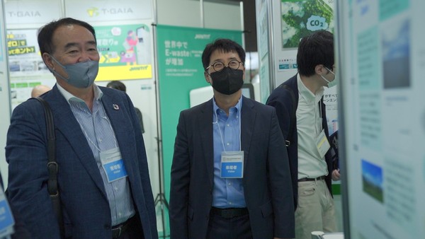 7일 SDGs 아이치 엑스포를 방문한 박상규 SK네트웍스 사장(가운데),  이시다 마사토 티가이아 사장(왼쪽)이 중고폰 매입기기 ‘민팃’ 등 행사 현장을 살펴보고 있다.