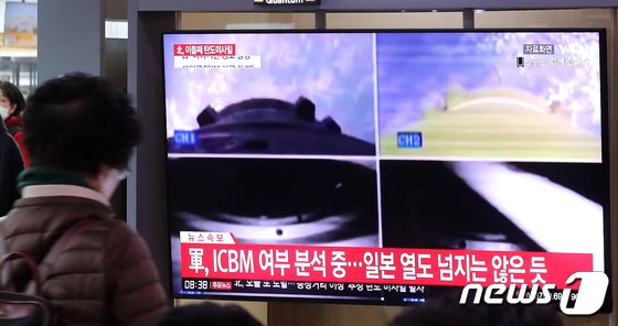 3일 오전 서울역 대합실에서 시민들이 북한의 동해상 탄도미사일 발사 관련 뉴스를 시청하고 있다. 사진제공=뉴스1