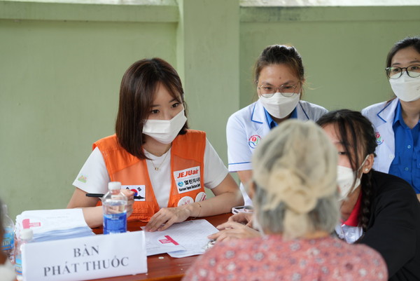 제주항공과 열린의사회의 자원봉사자가 11월11일 베트남 냐짱(나트랑) 근교 수이깟 보건소에서 주민의 건강상태를 살피고 있다.