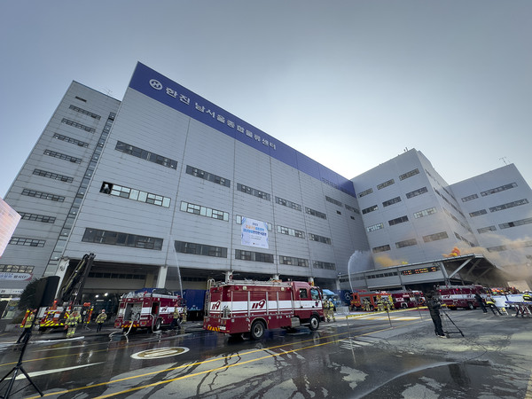 18일, 서울시 금천구에 위치한 ㈜한진 남서울종합물류센터에서 ㈜한진, 금천구, 금천소방서가 ‘재난대응 안전한국훈련’을 실시하고 있다.