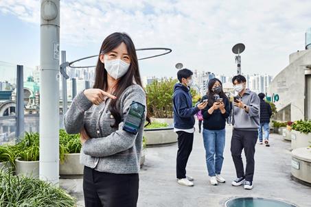 현대오일뱅크 서울사무소 인근 산책로에서 걷기 캠페인에 참여 중인 임직원들