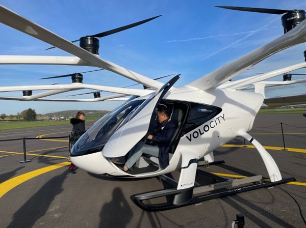 롯데건설 관계자가 볼로콥터社가 개발한 수직이착륙기 ‘볼로시티’를 탑승하여 실내를 체험하고 있는 모습
