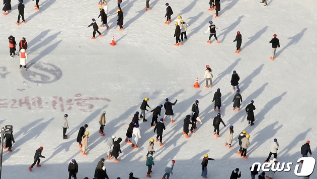 서울 최저기온이 영하 14도까지 떨어지며 강추위가 이어지던 지난 23일 오후 서울광장 스케이트장에서 시민들이 스케이트를 타며 겨울의 정취를 만끽하고 있다. ./뉴스1 ⓒ News1 권현진 기자