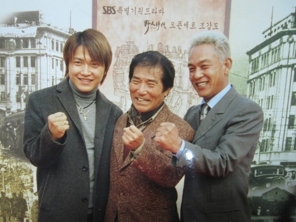 ▲ 장형일 PD(가운데)와 그의 대표작인 '야인시대'에서 김두한의 역할을 한 배우 안재모(왼쪽)와 김영철(오른쪽)