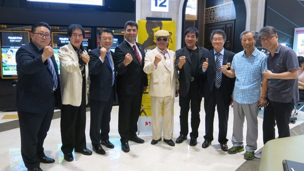 ▲ 2017년 7월 제8회 브루스리데이 행사에서 함께한 김홍근(오른쪽 두 번째)과 필자(오른쪽에서 세번째)