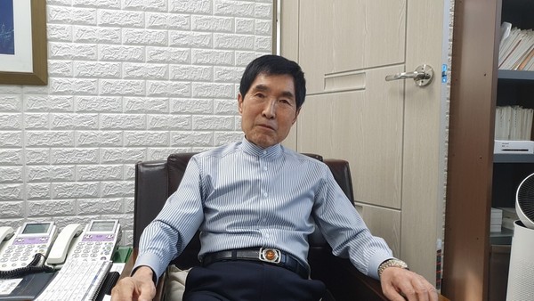 한국 역학계의 거두이며 한국이소룡기념사업회 이사장인 백운비 역리원장