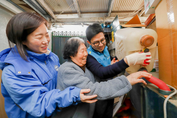 KT&G복지재단에서 서울 강북구 미아동의 한 가정을 방문해 난방연료를 지급하고 있다.