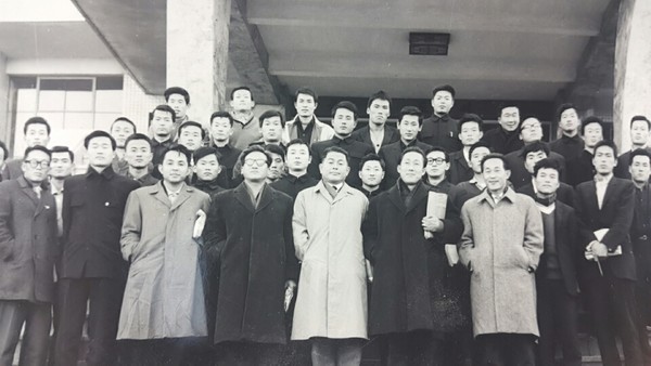 1960년대 초, 중앙대 연극영화학과 단체사진(앞 줄에 양광남, 김정옥 교수가 보인다)