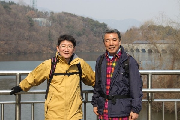 2011년 3월, 끼사랑 산악회 청계산 과천 매봉 등산에 나선 김영준 감독(사진 왼쪽)