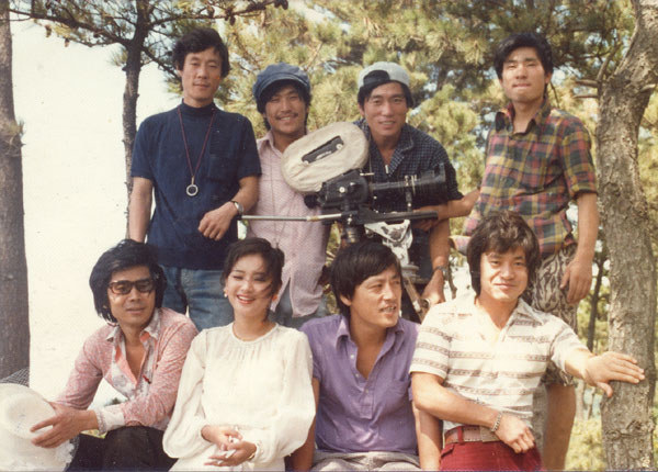 ▲ 1979년 정인엽 감독의 '꽃순이를 아시나요'에 촬영부로 참여한 안태완 촬영조수(두 번째 줄 왼쪽 세 번째), 앞줄 왼쪽 두번째가 주연여배우 정윤희씨.