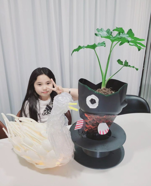 바디프랜드가 주최한 ‘제 3회 키즈아티스트’ 대상을 차지한 박소미 어린이가 작품과 함께 포즈를 취하고 있다.