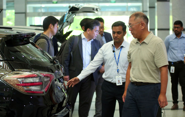 정의선 회장이 현대차·기아 인도기술연구소에서 현대차·기아 및 경쟁사 전기차들을 둘러보고 있다.