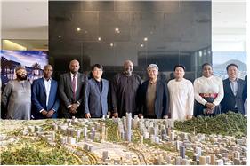 대우건설 정원주 회장(가운데 오른쪽)이 지난 15일 나이지리아 Centenary City 신도시 전시장을 방문했다.