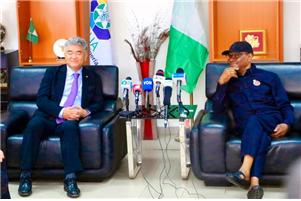 대우건설 정원주 회장(왼쪽)이 지난 16일 나이지리아 연방수도지역부 니에솜 위케 장관을 면담했다.