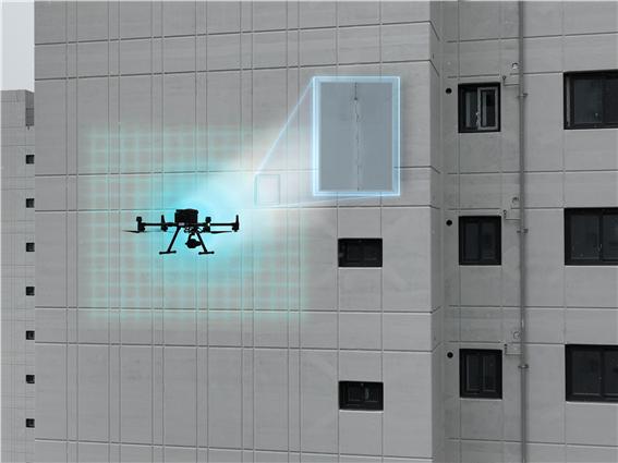 ▲ 고화질 영상장비를 장착한 POS-VISION으로 아파트 외벽을 촬영하고 있다.