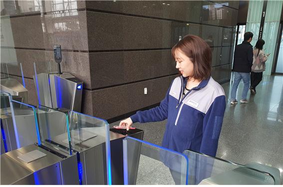 ▲ 포스코이앤씨 직원이 모바일 사원증으로 인천 송도 사옥을 출입하고 있다.