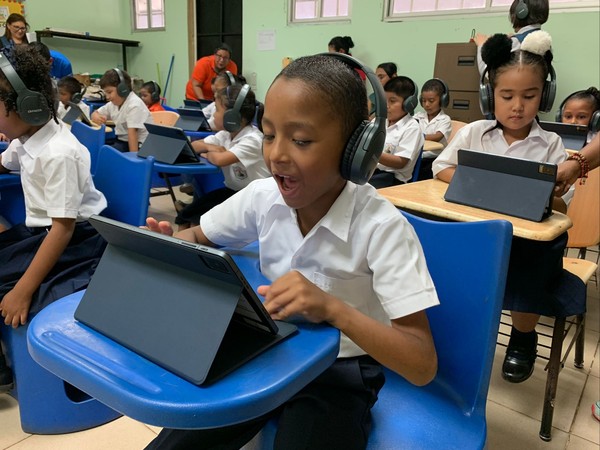 디지털 학습프로그램으로 공부하는 초등학생들